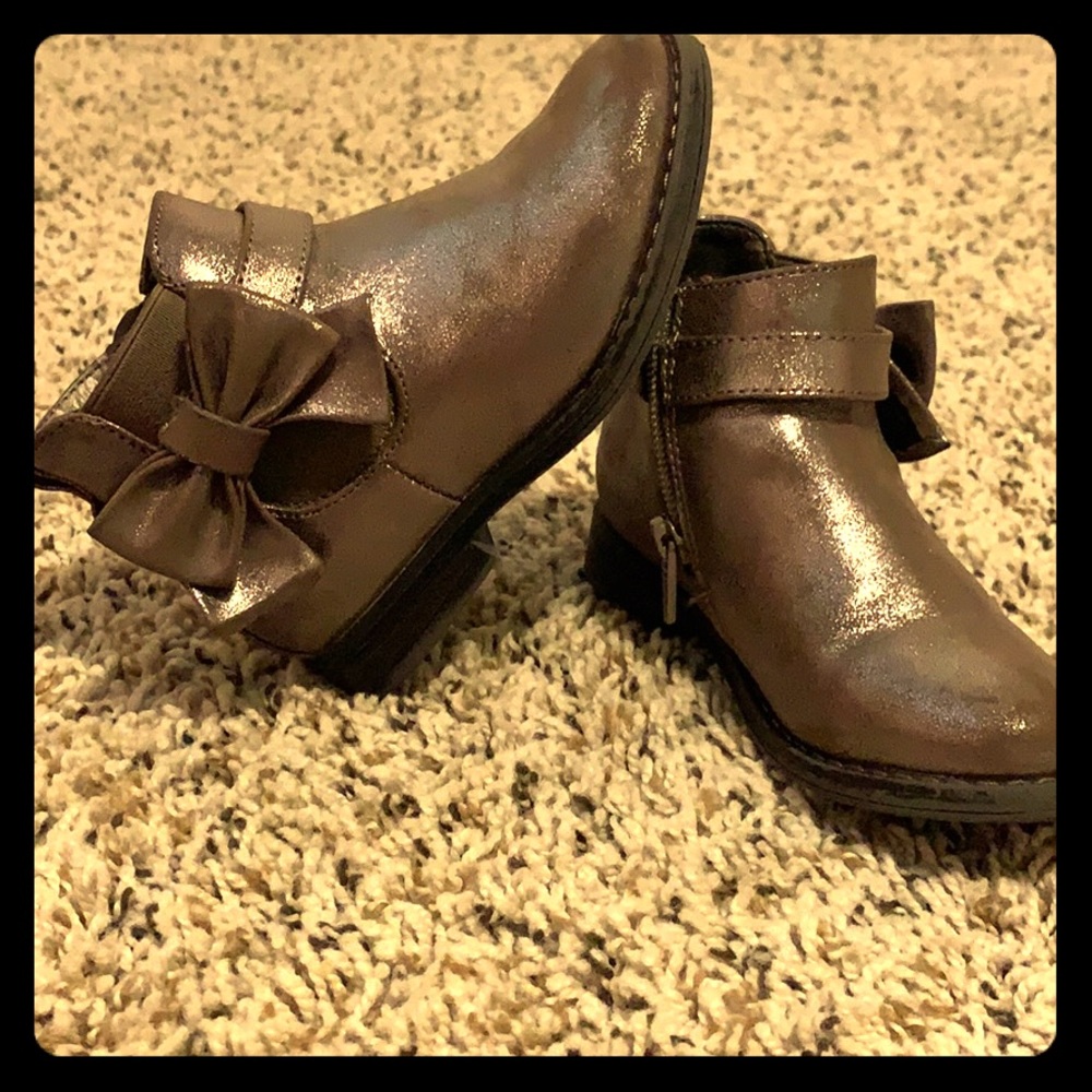 Girls boots gray metallic . 9